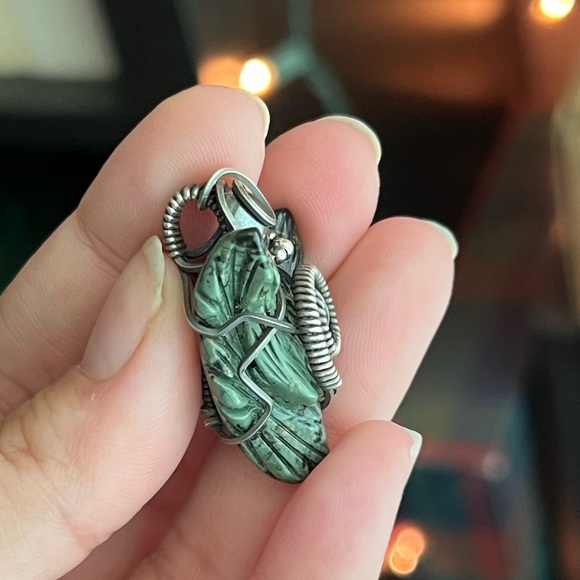 Kambaba Jasper wolf in antiqued sterling silver wire wrapped. - Picture 2 of 6